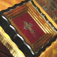 Крест-мощевик с частицей Честного Животворящего Креста Господня и 29-ю частицами многоцелебных мощей святых угодников Божиих